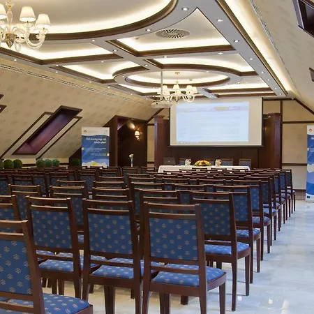 Centrum فندق ديبريتْسين