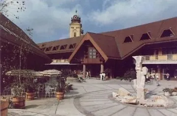 Centrum فندق ديبريتْسين