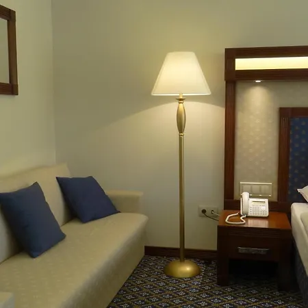 Centrum فندق ديبريتْسين